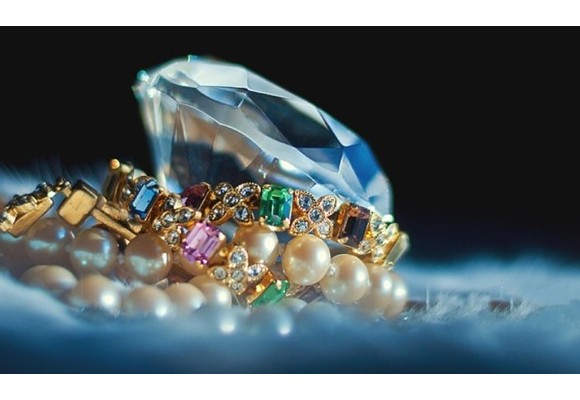 Why women love gemstone and diamond jewellery?